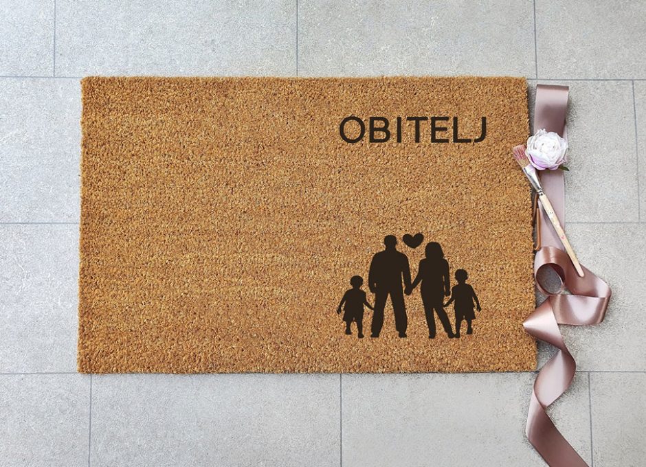 Obitelj djecaci desno